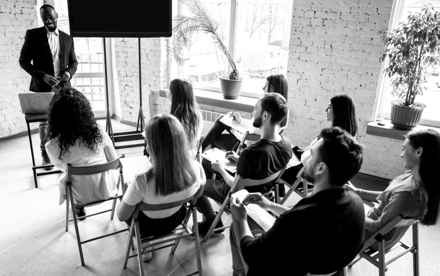 Finanzanalyst arbeitet mit komplexen Datenvisualisierungen